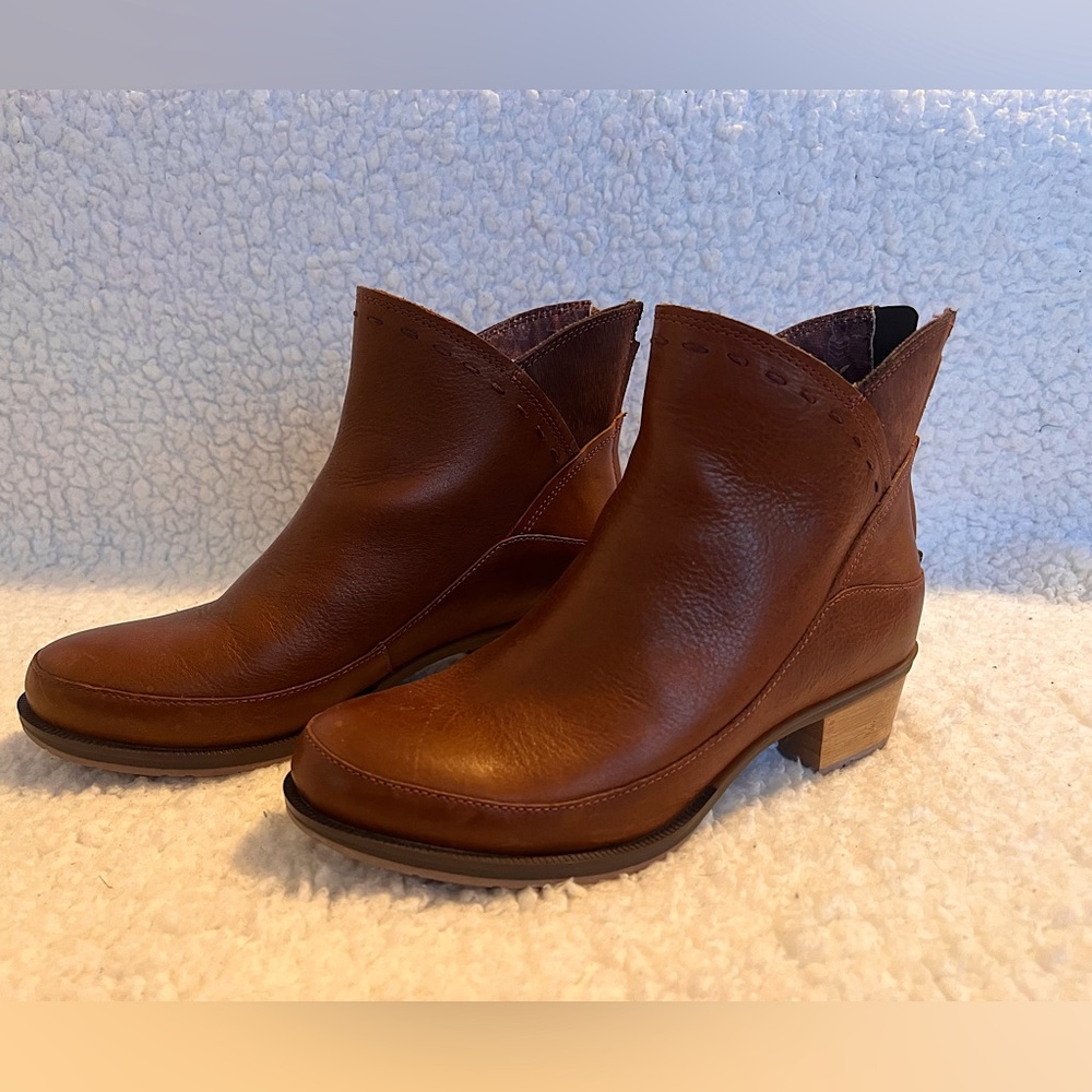 Brown Chaco boots, women’s 7’s